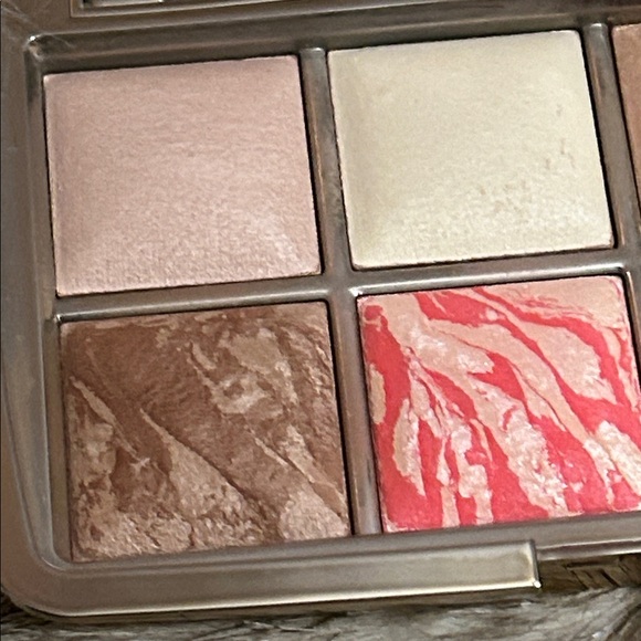 Hourglass Radiant Blush Palette with Pink and Cream Hues - Picture 5 of 8